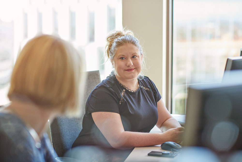 medarbetare vid datorn