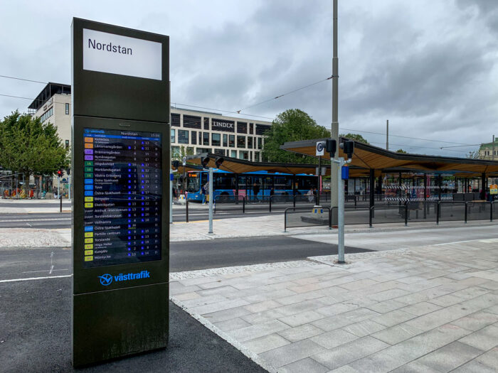 DSK Infopelare visar aktuella avgångar för kollektivtrafik utanför Nordstan i Göteborg
