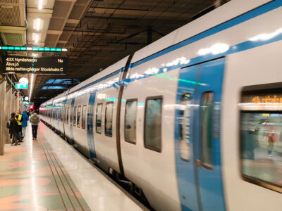 Smart plattformsskylt visar med färgsignal var det finns lediga platser i tåget.