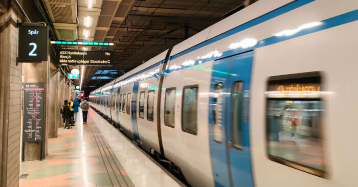 Smart plattformsskylt visar med färgsignal var det finns lediga platser i tåget.